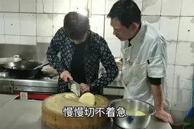 后厨学徒想学土豆丝厨师给教怎么做？
