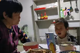 孩子出院第一天被奶奶带回老家，晚上发生了啥，宝宝哭的心都碎了视频封面