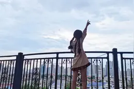 大二妹妹在阔别以及的舞房首次跳性感热舞 大摆锤，要看到后面呀视频封面