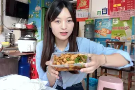 实拍工地妹真实生活，白天高温暴晒，中午12元快餐有酒有肉吃得香视频封面