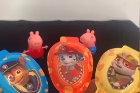 小猪佩奇和乔治弟弟分水果奶酪棒视频封面