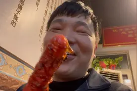 不考虑身体年轻人，酒泡槟榔喝酒嚼槟榔，一口酒一槟榔真狠。