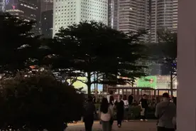 周杰伦香港演唱会！可惜抢不到票，只能门外隔墙听周董。视频封面