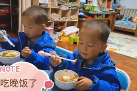 两岁九个月不到的双胞胎兄弟用筷子吃饭！2022年3月5日晚上记录。视频封面