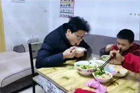 小伙子这样做青菜炒鸡蛋，营养丰富又健康，大人小孩都贼喜欢吃视频封面
