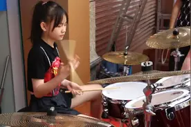 小鼓手妞妞户外表演，架子鼓演奏经典小虎队歌曲爱，太好听了吧！