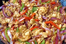 厨师长教你洋葱炒鸡蛋的家常做法，步骤详细，鲜香滑嫩下酒又下饭