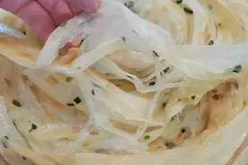 今天分享葱花手抓饼的做法，外酥里软又多层，比买的还好吃视频封面