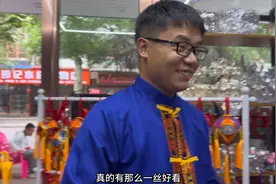 来到广西百色，试穿当地的壮族服饰，两个直男特地给我挑了件衣服视频封面