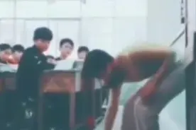 当堂收砸手机，教育方式简单粗暴，后果很严重，师者理应反省！视频封面
