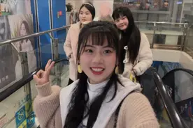 相识十年的朋友生日，邓邓送她本命年礼物，大家本命年都穿红吗？视频封面