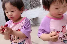 妈妈为什么要上班？宝宝说妈妈没钱，奶奶有钱逗得爸爸哈哈大笑视频封面
