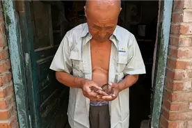 大爷家里老鼠成群，侄子买的啥用来逮老鼠，老人一脸质疑：能行吗视频封面