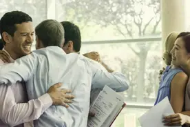 刚入职2个月的同事准备结婚，给你发请帖，你会去么？视频封面