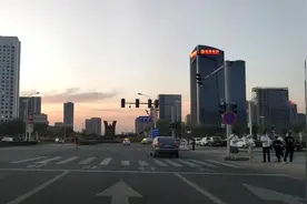 看看乌鲁木齐经开区的发展成果，目前引领全市，成为颜值担当视频封面