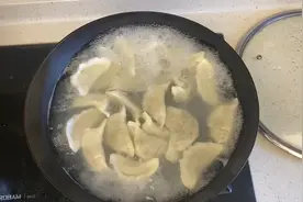 过年包饺子是由来已久的民俗，尤其在北方是必不可少的环节视频封面