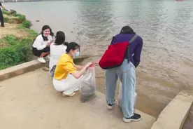 南宁邕江，偶遇4位美女到河边放生鱼，行善放生完，祈祷早日脱单视频封面