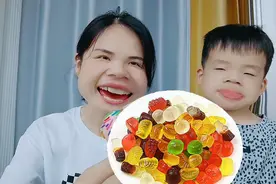 予果和妈妈一起吃QQ糖，水蜜桃味的，很好吃视频封面