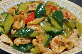 厨师长教你黄瓜炒肉片的家常做法，步骤详细，滑嫩入味下酒又下饭