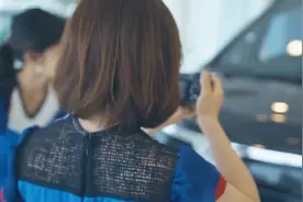 三个日本小姐姐体验丰田VOXY。