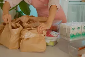 韩国主妇新冰箱整理收纳秘诀，如何新鲜又方便保存很多食材（上）视频封面