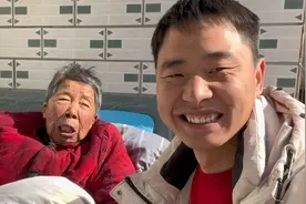 奶奶摔跤瘫痪一个多月 多亏有大伯照顾 今天来接奶奶回家过年啦视频封面