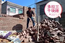 农村建房：一楼临时加高多拉3000块砖，大家觉得第一层建多高为好视频封面