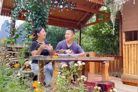 女孩远嫁广西深山，自建木屋无电无网络，看看她们早上吃的啥视频封面