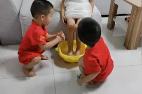 两岁双胞胎兄弟给六岁姐姐洗脚，一个敢用，两个敢洗🙈视频封面