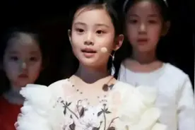 父母离异后甜馨变化有多大？还要往娱乐圈发展？网友：这才叫逆袭视频封面