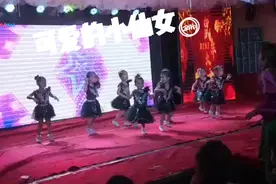 小朋友跳舞的时候裙子都掉下来了这可急坏老师了太搞笑了视频封面