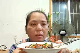 患病嘴唇发白，气血不足，买一碗5毛钱鸡血补气血，两碗煮得很少视频封面