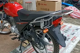 大叔从实体店购回五羊本田150，花了7580元大家觉得靓吗？视频封面