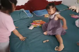 这是我们家的两个热爱看书的小棉袄，一到放假，家里就乱糟糟的