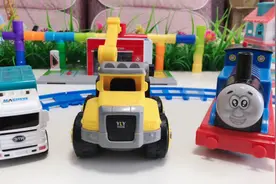 玩具故事：吊车在火车路上玩，轮子都被撞飞了！