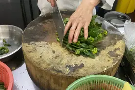 广东大厨原来是这样猪油渣炒芥兰的，难怪翠绿爽口，绿油油的。