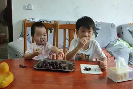 两个孩子又在吃点心咯！看看吃的啥，吃的这么开心视频封面