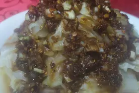 大厨跟你分享开水煮白菜的做法，好吃美味，让你吃一次就上瘾。