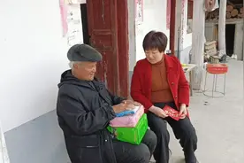 看到我慈祥的老爸满面笑容来迎接我，都说不出我内心的感受！视频封面