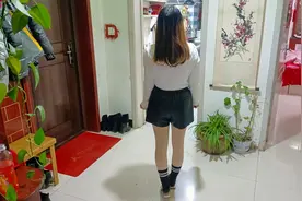 媳妇个头不高，长得漂亮又温柔，做饭干净利索，对老公是百般体贴