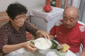大爷做午饭为大妈蒸一盆白米饭，人到老更需要互相关爱理解