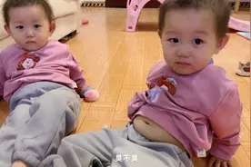 23个月的双胞胎宝宝，第一次穿封裆裤都尿裤子，爸爸太难了视频封面