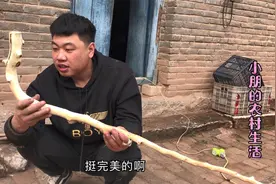 小伙用存放已久的龙形酸枣木，制作拐杖的精品，这去皮技术没谁了