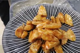 拔丝菜中，最难的熬糖方法，直接把糖放到油里，拔出丝来，真牛