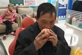 大叔缺牙很久，装上假牙，吃上苹果，露出自信的笑容！视频封面