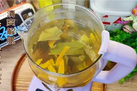 荷叶加上薏仁煮一煮，清爽解腻热量又低，简单省时的荷叶薏仁茶饮视频封面