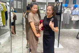 和姐妹儿逛商场买衣服，生完孩子以后，再也没有勇气穿S码视频封面