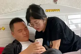 老公偷偷给女主播刷礼物，一出手就打赏十万，媳妇：这是我的钱！视频封面
