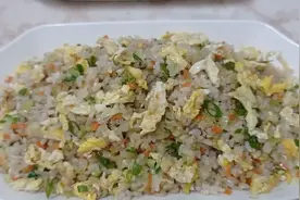 洋白菜炒饭。隔夜的剩饭。简单一做。上卓立马抢光，太好吃了。视频封面