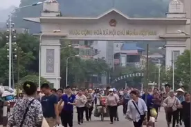云南河口口岸，一早国门大开，大批越南女人跑着来中国做“生意”视频封面